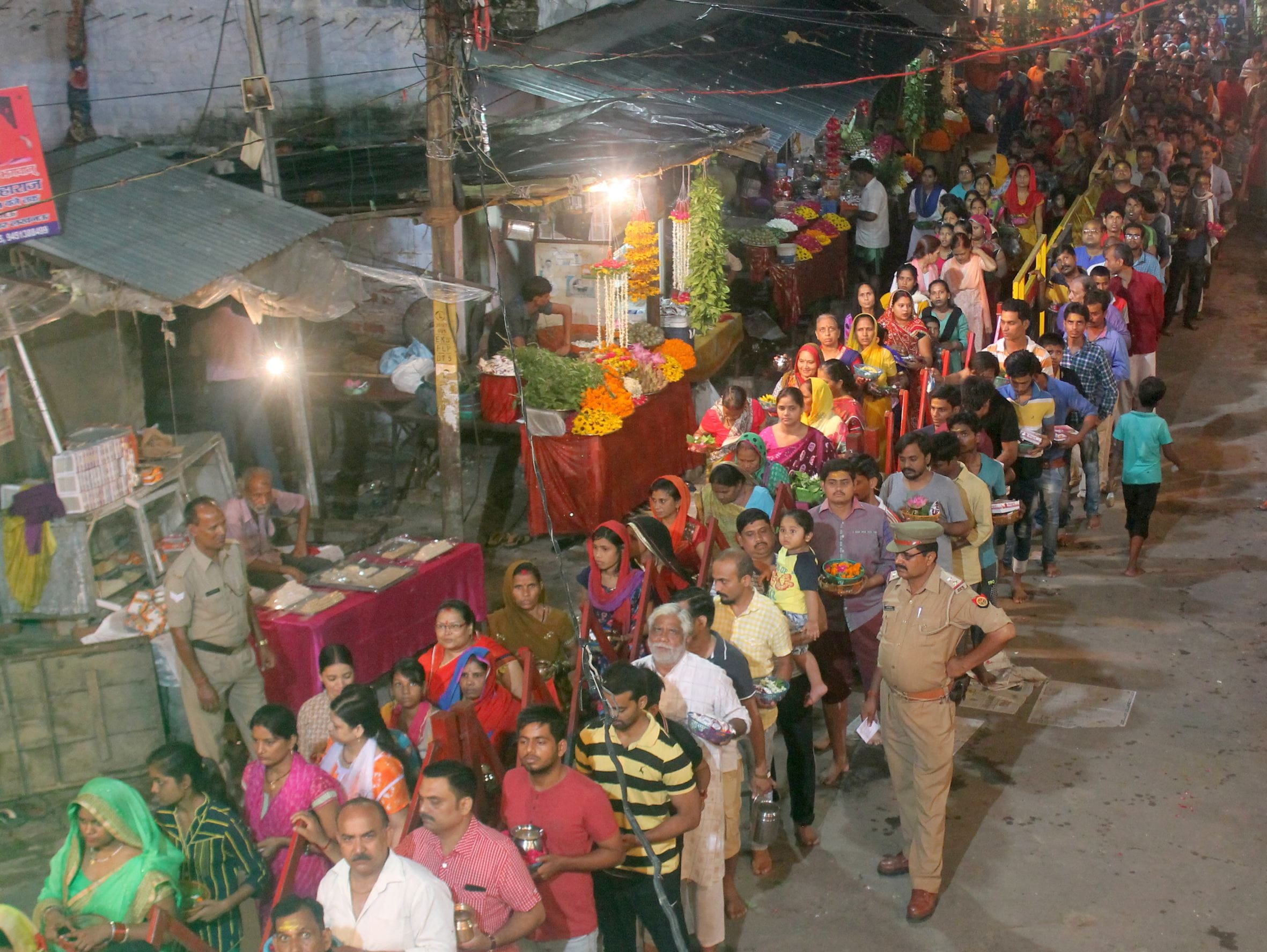 shiv worship in mankameshwar temple lucknow