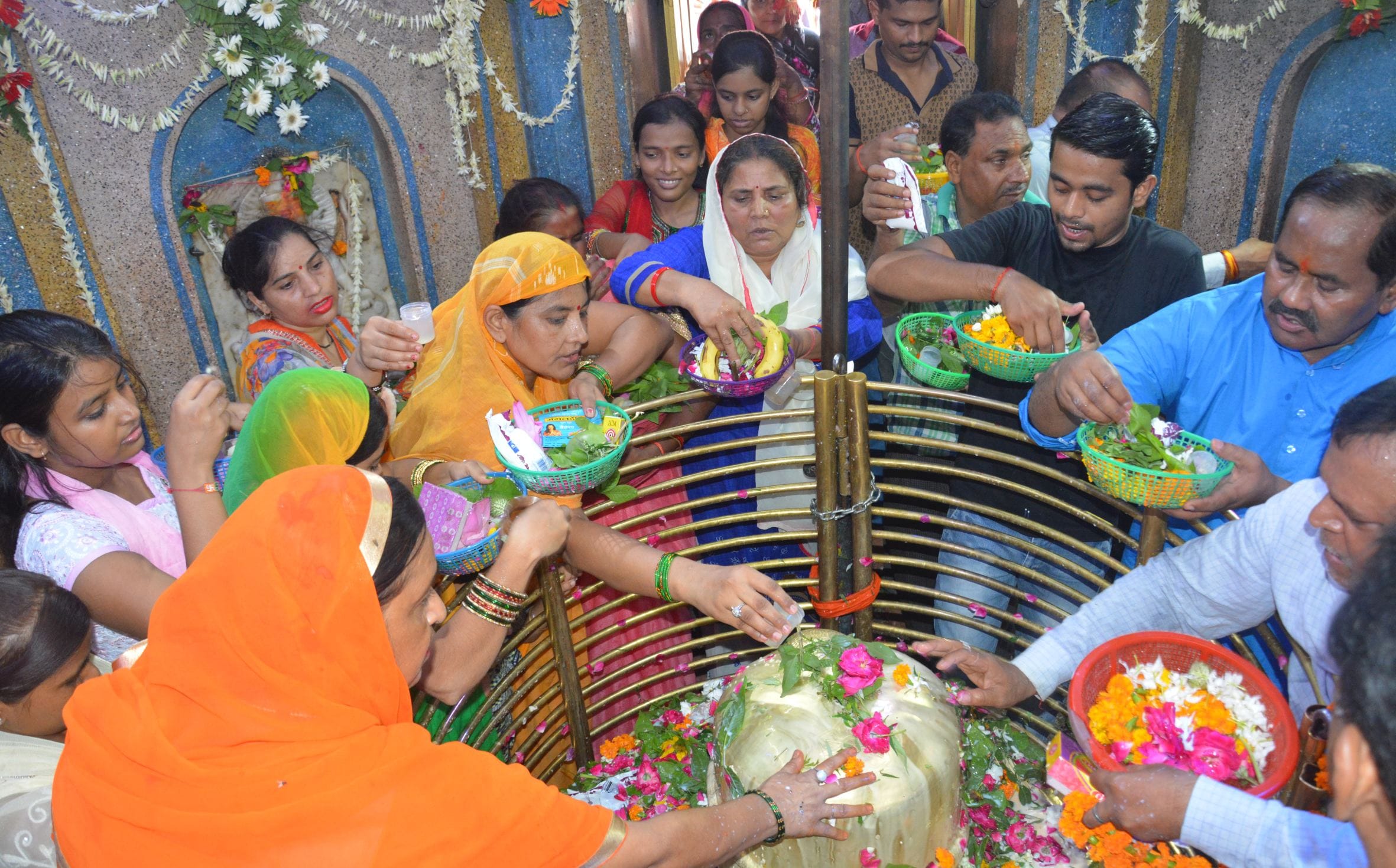 shiv worship in mankameshwar temple lucknow