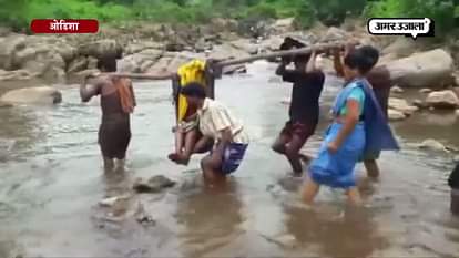 Pregnant woman carried in sling for 16 km to reach ambulance