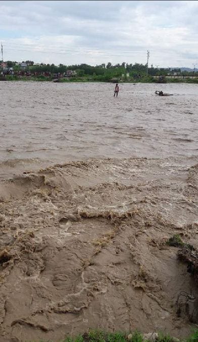 minor boy rescue who trapped in asan river