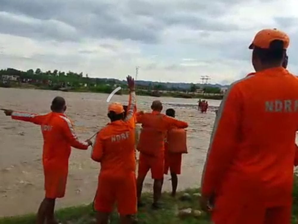 minor boy rescue who trapped in asan river