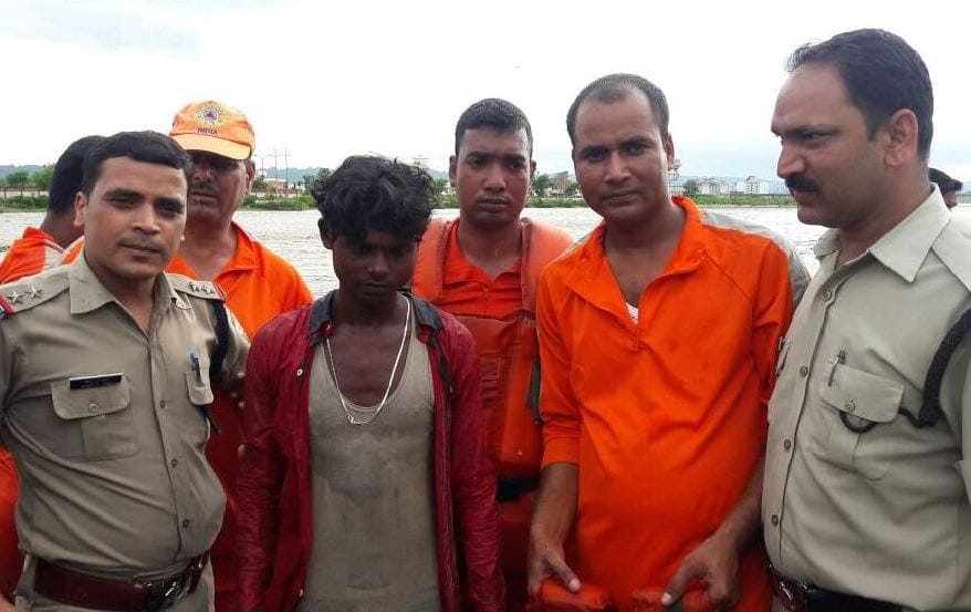 minor boy rescue who trapped in asan river