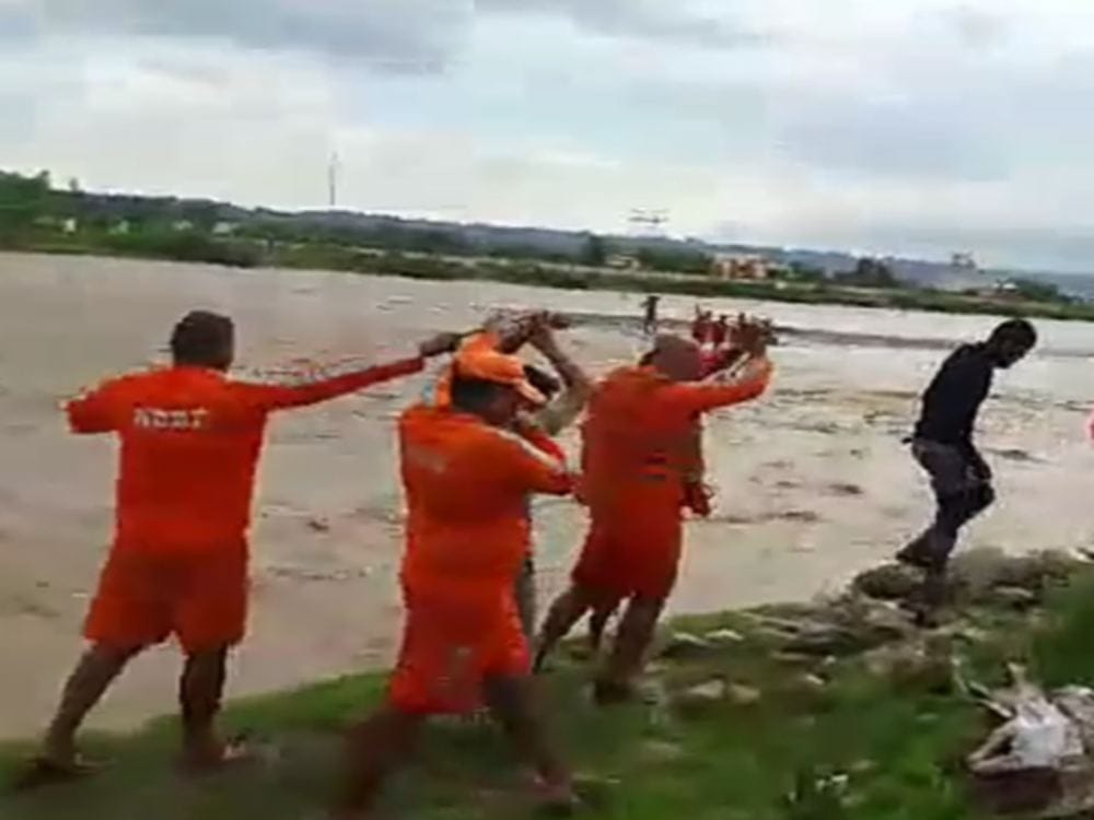 minor boy rescue who trapped in asan river