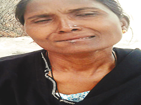 Bikers gang shed a bag full of 49 thousand rupees from old age