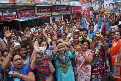 sawan first monday more than laks devotees take blessing at kashi vishwanath temple