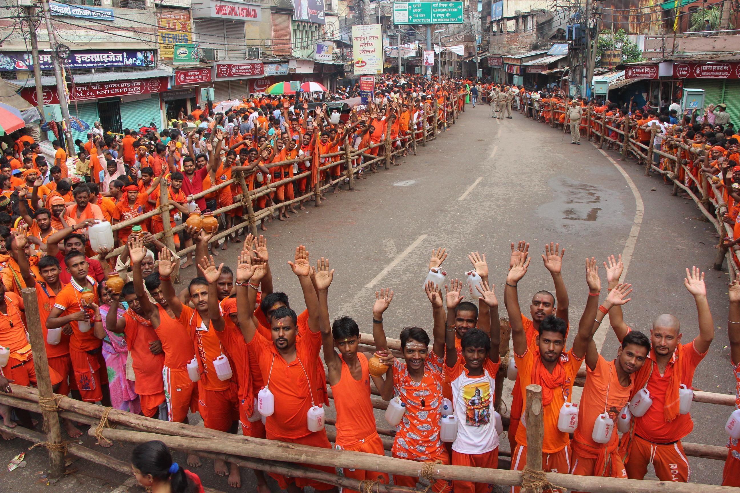 Sawan Third Monday 1.5 lakh devotees did Jalabhishek in Varanasi 