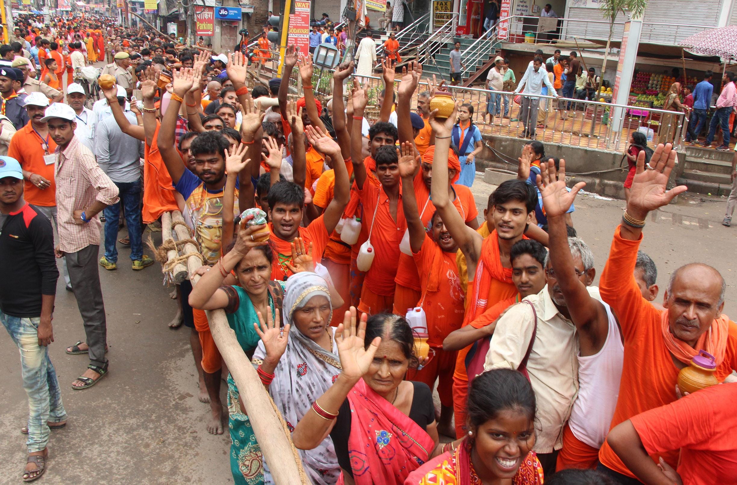 Sawan Third Monday 1.5 lakh devotees did Jalabhishek in Varanasi 
