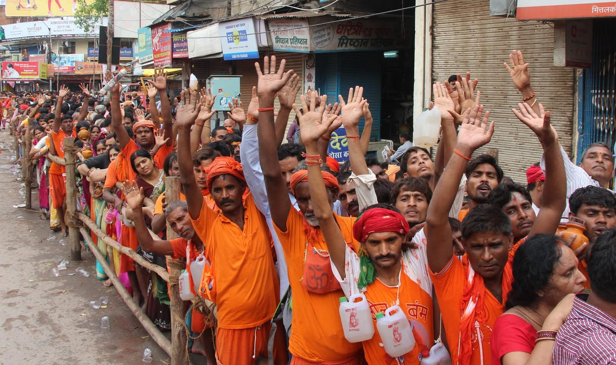 घाटों पर उमड़ रही शिवभक्तों की भीड़