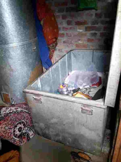 theft in the three house of village in kasganj