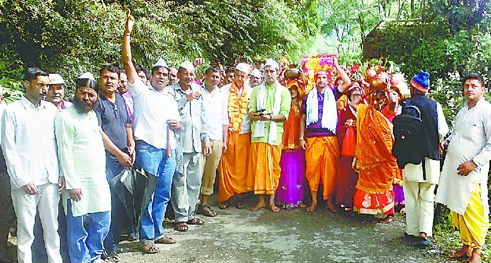Giving a memorandum to the DM regarding the demand of teachers, the villagers