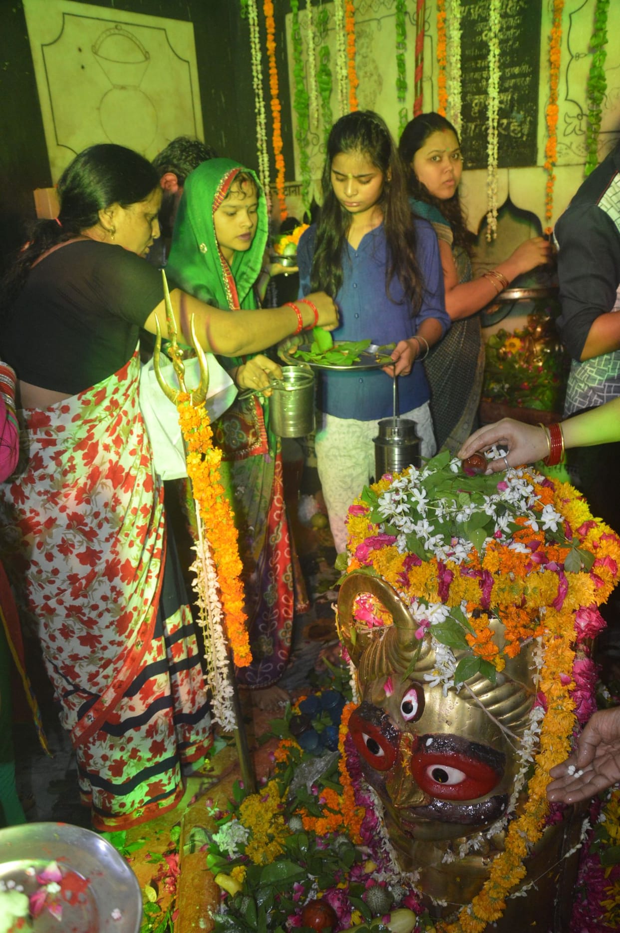 कृष्ण के धाम में गूंजा भोले का  नाम
