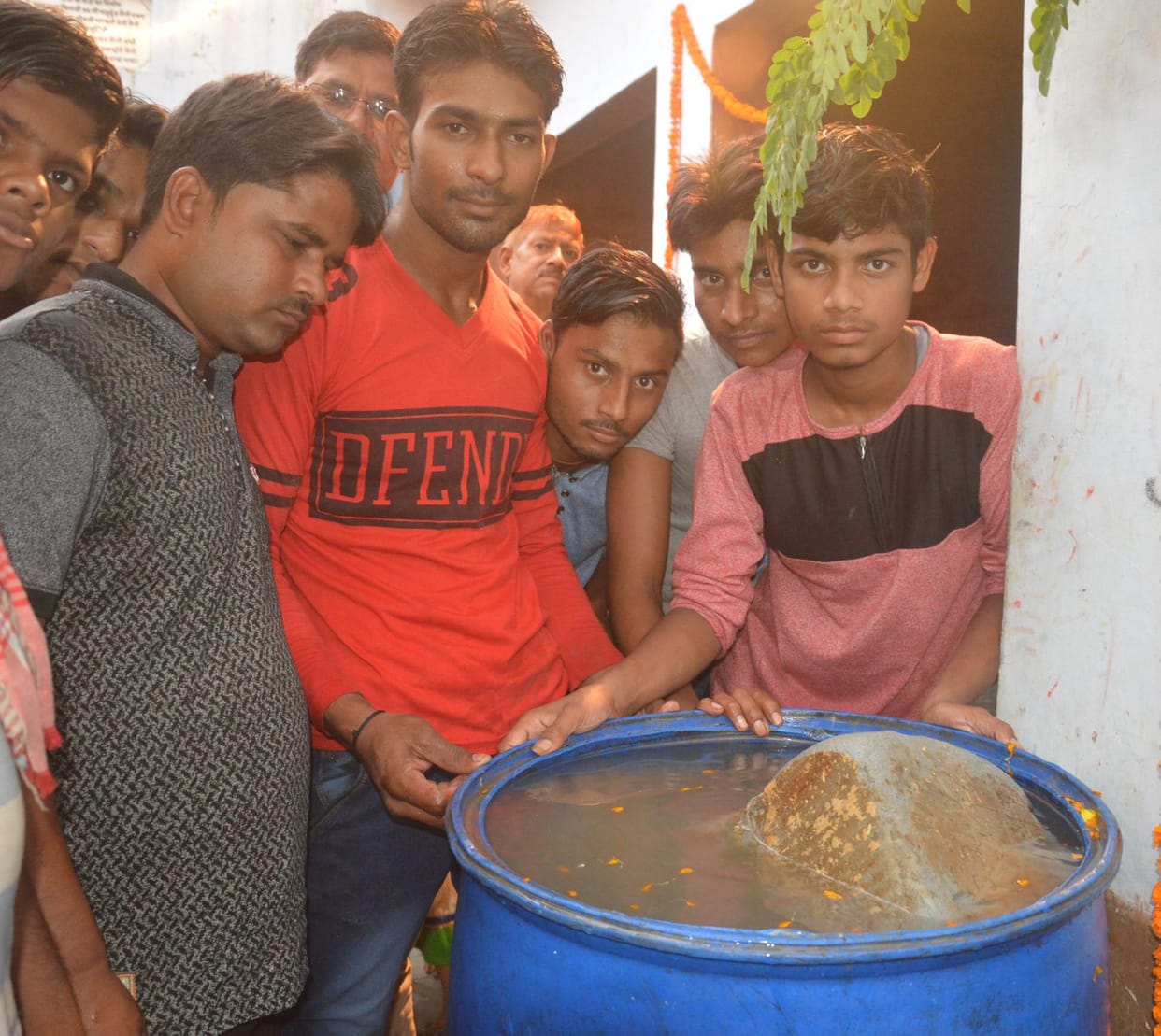 यमुना में मिले तैरते पत्थर