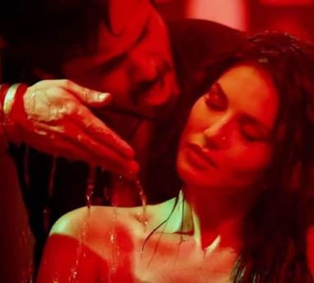 emran hashmi film badshaho song piya more released sunny leone dancing