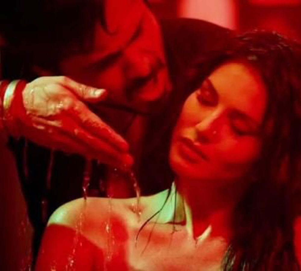 emran hashmi film badshaho song piya more released sunny leone dancing