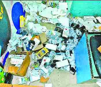 10 lacs of theft from mobile showroom