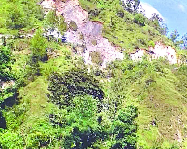 Dangatati hill threat to 30 families of Bansibagad