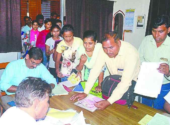 325 students enroll for second day