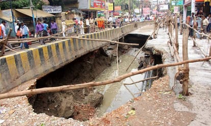 Varanasi roads become dangerous after heavy rain