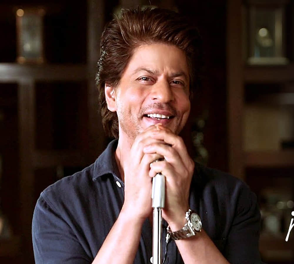 shah rukh khan slams fan for performing daring stunt