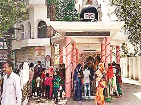 Hua Shiva's makeup, the queue of devotees engaged