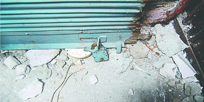 Chokidar absconding with gold and silver jewelery, capture in CCTV