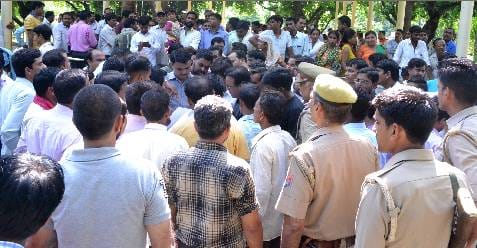 उग्र हुए शिक्षामित्र, हाइवे जाम करने की कोशिश