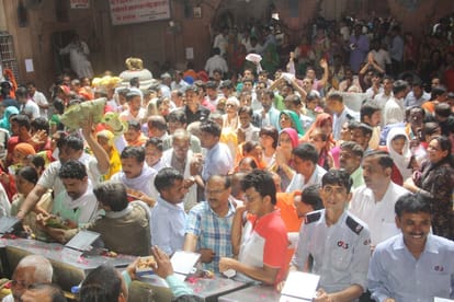 candidate contesting election in gujrat doing prayer in mathura