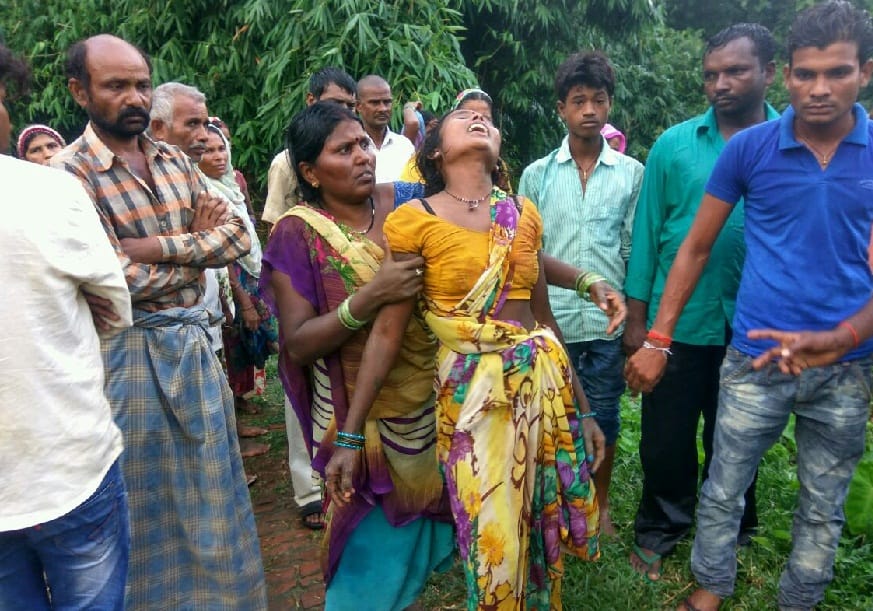 मिट्टी की दीवार गिरने से बाप बेटों की मौत