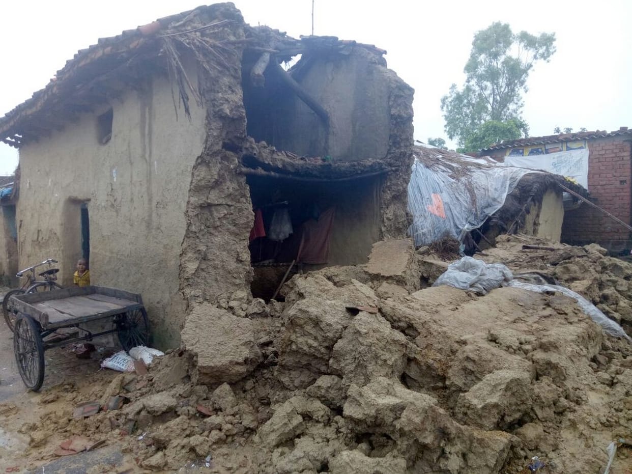 बारिश के कारण महिला का मकान ध्वस्त