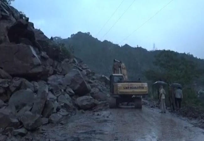 Amarnath pilgrims drop bus stones, three passengers injured