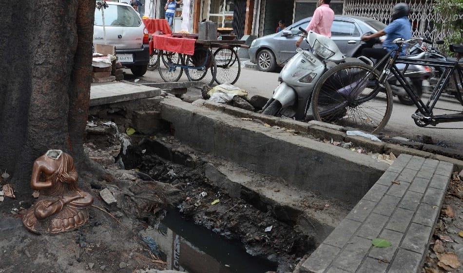 holes of delhi taking peoples life Still Sleeping Administration