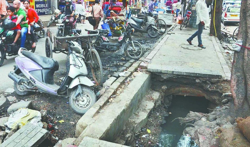 चौतरफा दवाब के बाद सड़क के गड्ढे भरना शुरू
