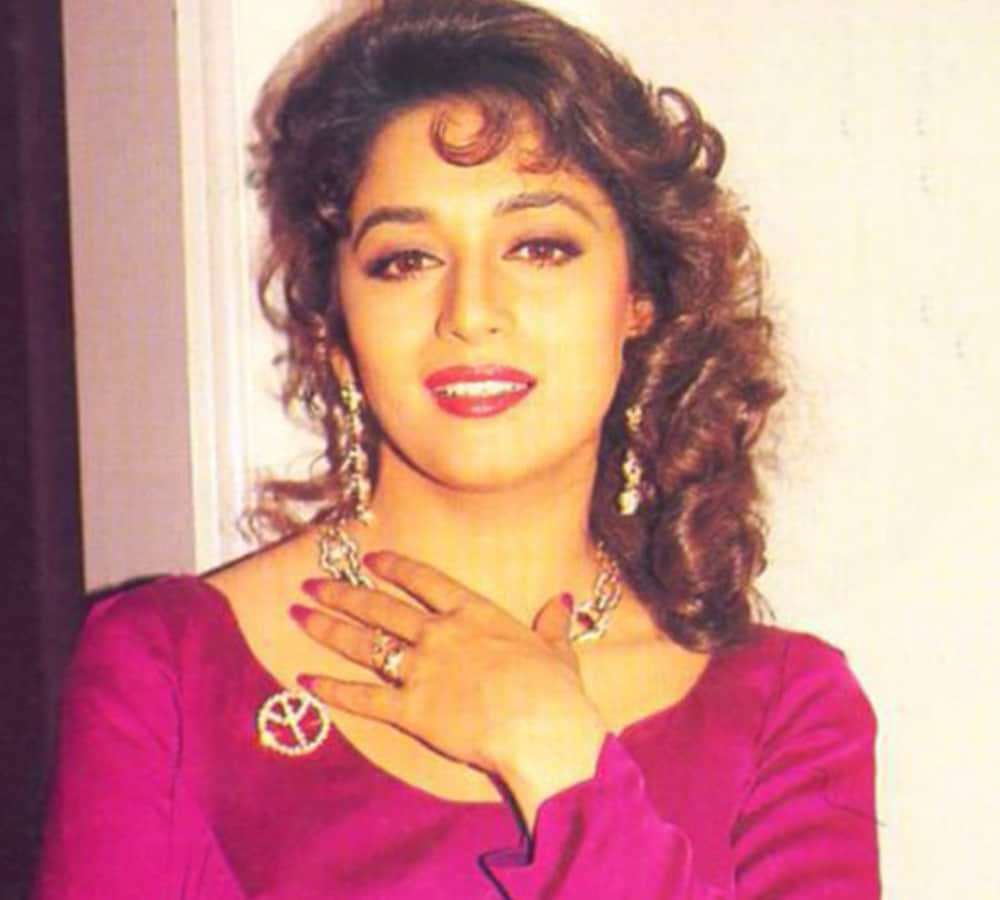madhuri dixit and vinod khanna shoot intimate scenes in dayavan