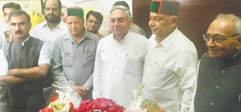 sushil kumar shinde in himachal for election campaigning