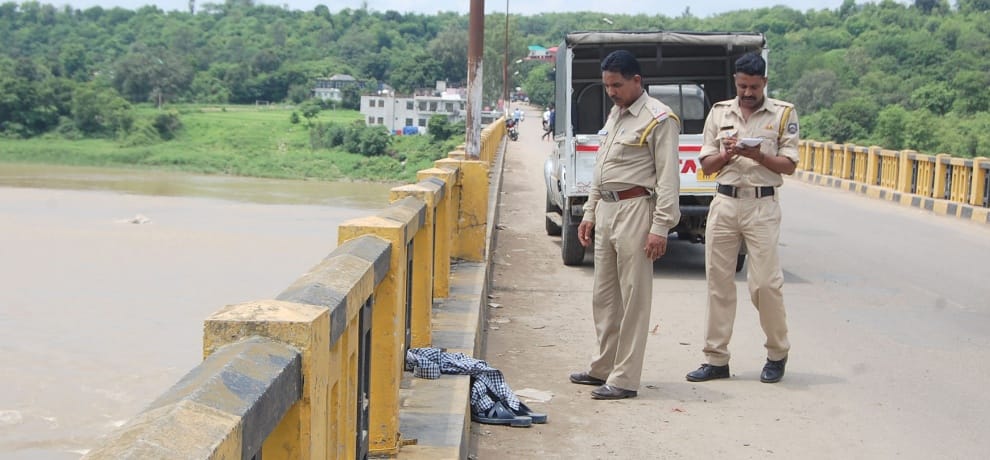 suicide by jumping from beas bridge in hamirpur
