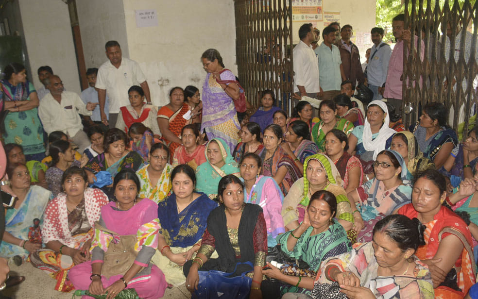 sse the photos of protest by sikshamitra after supreme court judgment