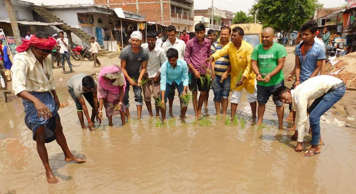 Paddy rope protested in mud