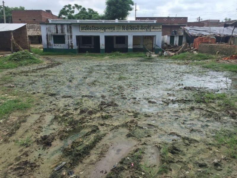 जलभराव के कारण पूर्व माध्यमिक स्कूल बंद