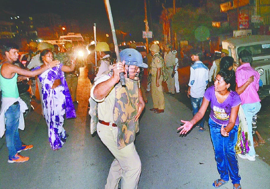 हादसे में छात्र की मौत, तोड़फोड़ व पथराव