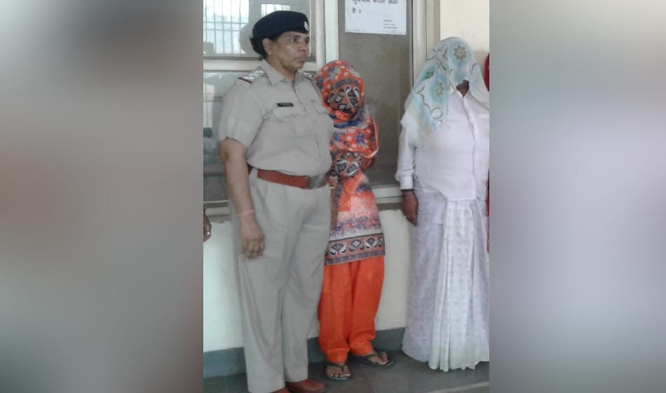lady was running sex racket from home, 5 including four women arrested