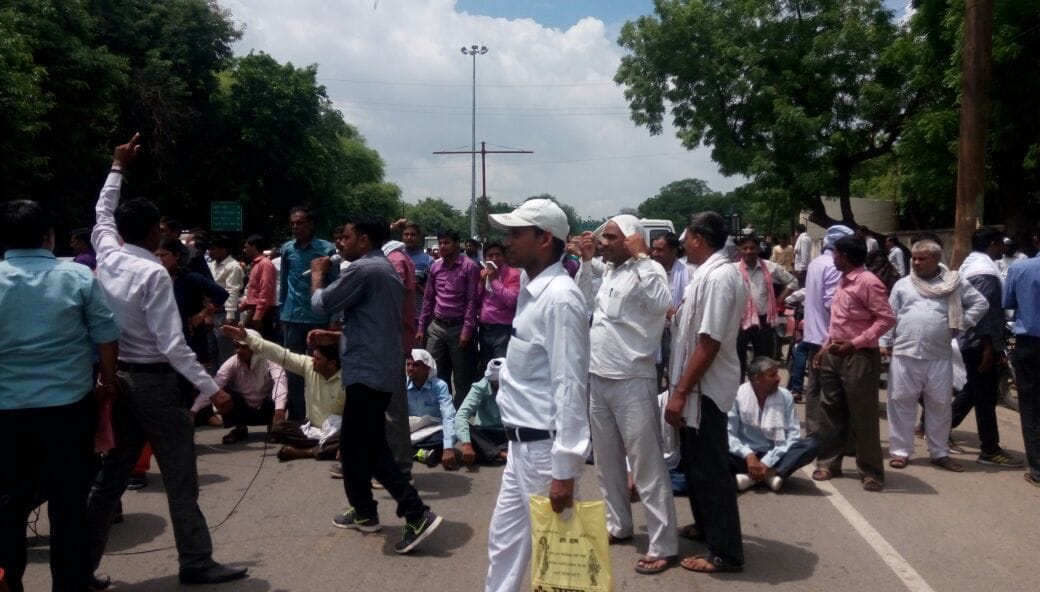 shikshamitra protest after decision of supreme court for their removal