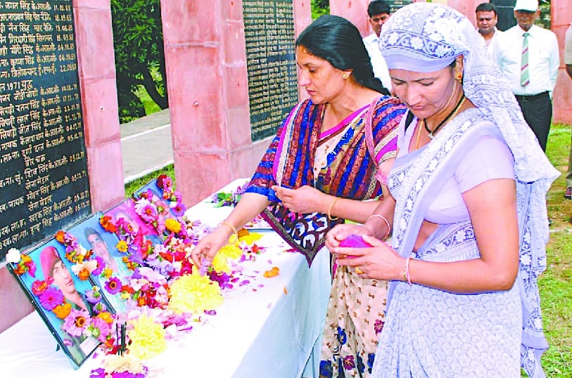 Tribute to martyrs on Kargil Vijay Diwas