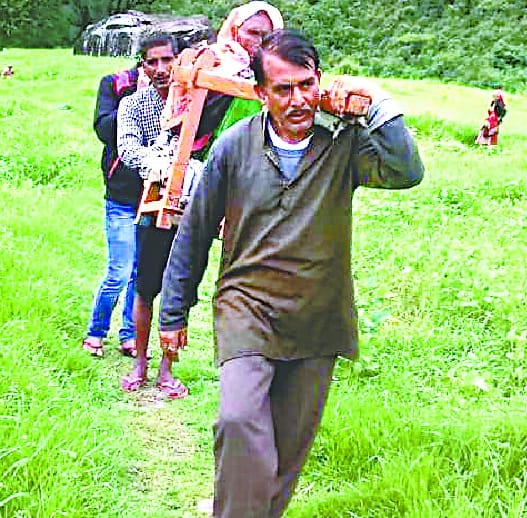 Patients brought the patient to the dolly for five km