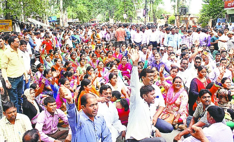 Education students blow highway, blow CM's effigy