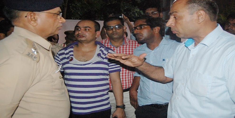 Doctors and BJP-run hockey-sticks, eight people including BJP leader injured