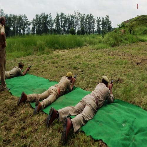 Open poles in police competition in the firing range, see these photos