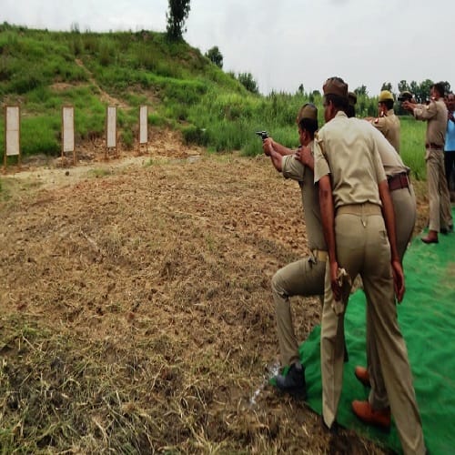 Open poles in police competition in the firing range, see these photos