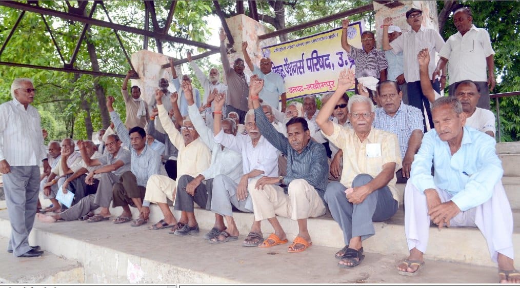  Electricity pensioners protested against demands
