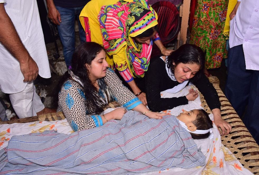 emotional photos of Six year old boy death in haldwani