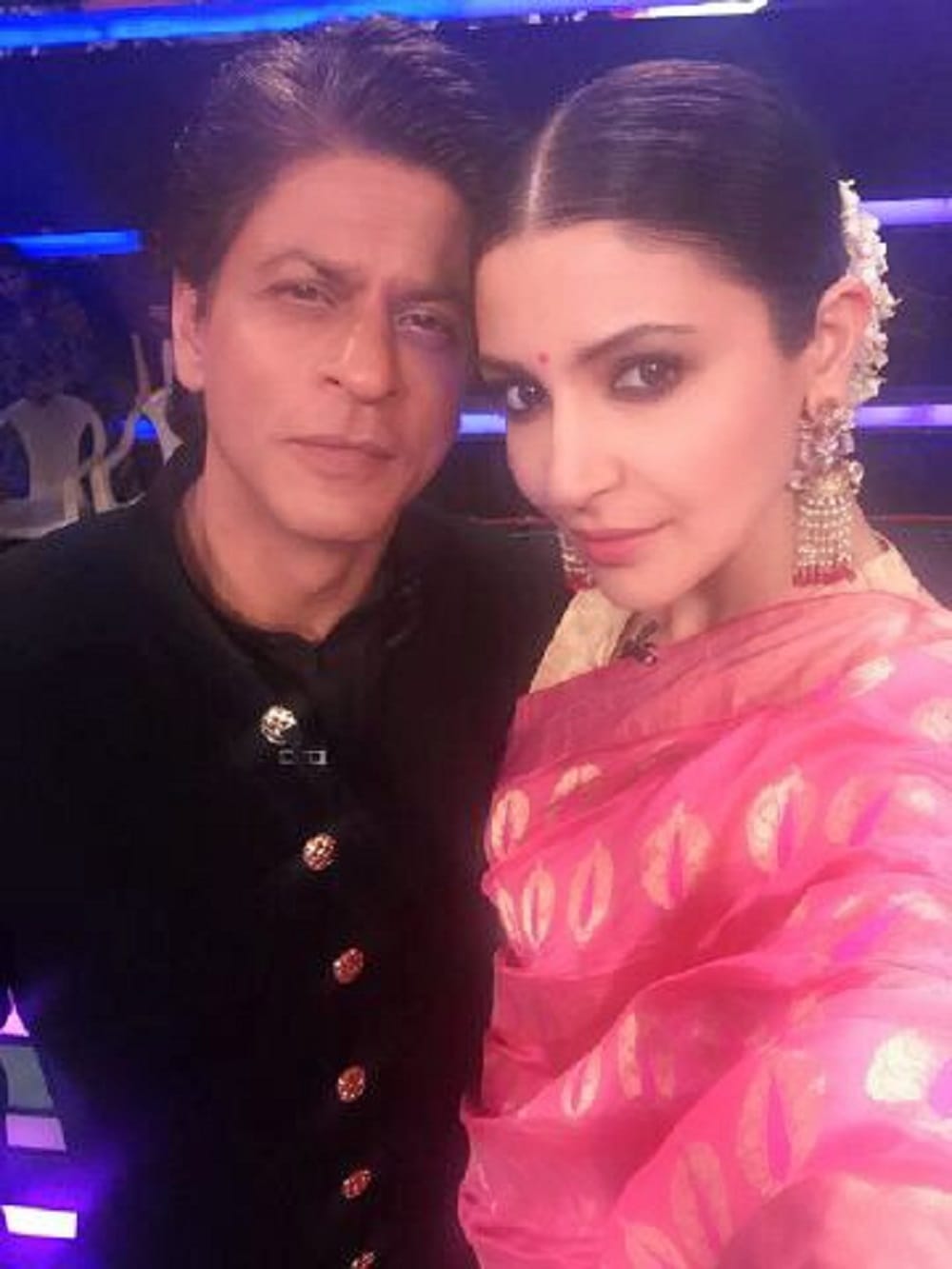 shahrukh khan tweet a photo of him and anusha sharma and praises her